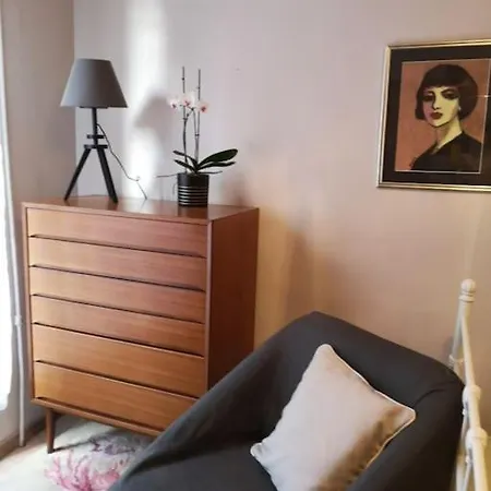 Charming 2-room Flat Near Paris
